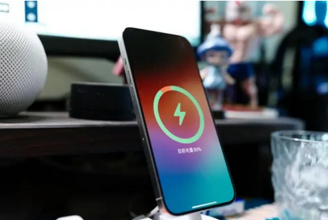 苍梧苹果15换屏服务分享用什么充电器给iPhone15充电更好 